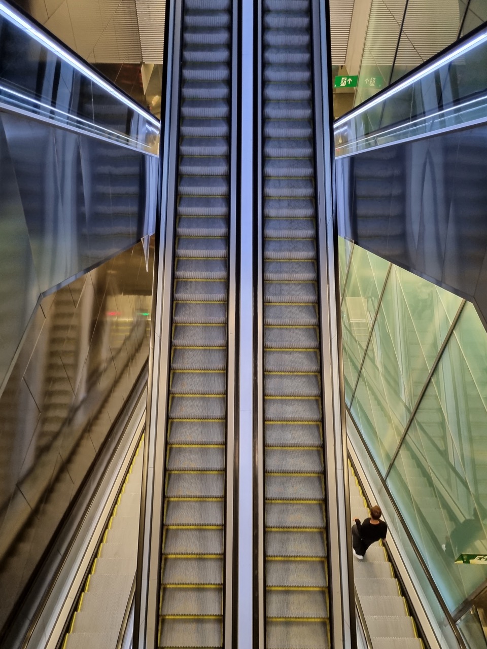 Street Photo i Architektura - <p>Dla pasjonatów miejskich kadrów.</p>
<p>Nasi fotografowie uliczni starają się uchwycić codzienne życie w jego najbardziej autentycznej formie. Wspólnie ćwiczymy umiejętność szybkiego reagowania na sytuacje i szukania unikalnych perspektyw w chaosie miejskiego krajobrazu.</p>
<p>Lider: Grzegorz Baworowski</p>
