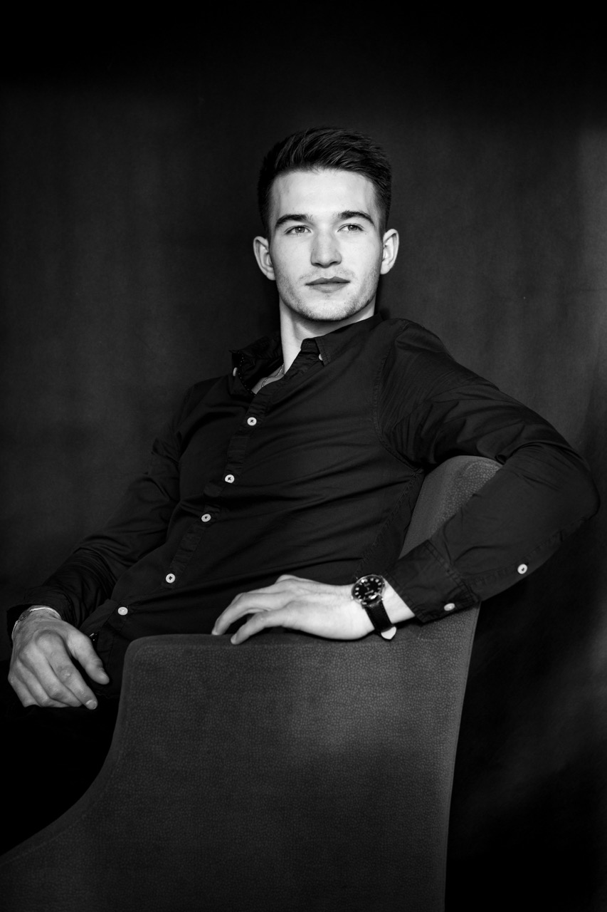 Portret - <p>Dla tych, którzy potrafią uchwycić emocje i osobowość ludzi.</p>
<p>Grupa portretowa skupia się na pracy z modelami, analizie światła i tworzeniu unikalnych portretów, które opowiadają historie. Często organizuje warsztaty podczas których eksperymentujemy z różnymi stylami fotografii, by wydobyć z modeli ich naturalne piękno i charakter.</p>
<p>Liderka: Lidia Wierzbicka</p>
